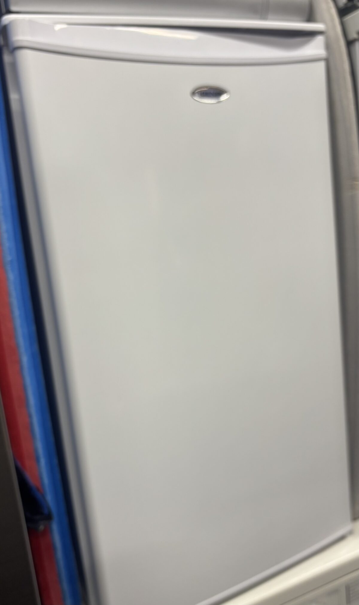 Igenix Fridge with small freezer - Image 2