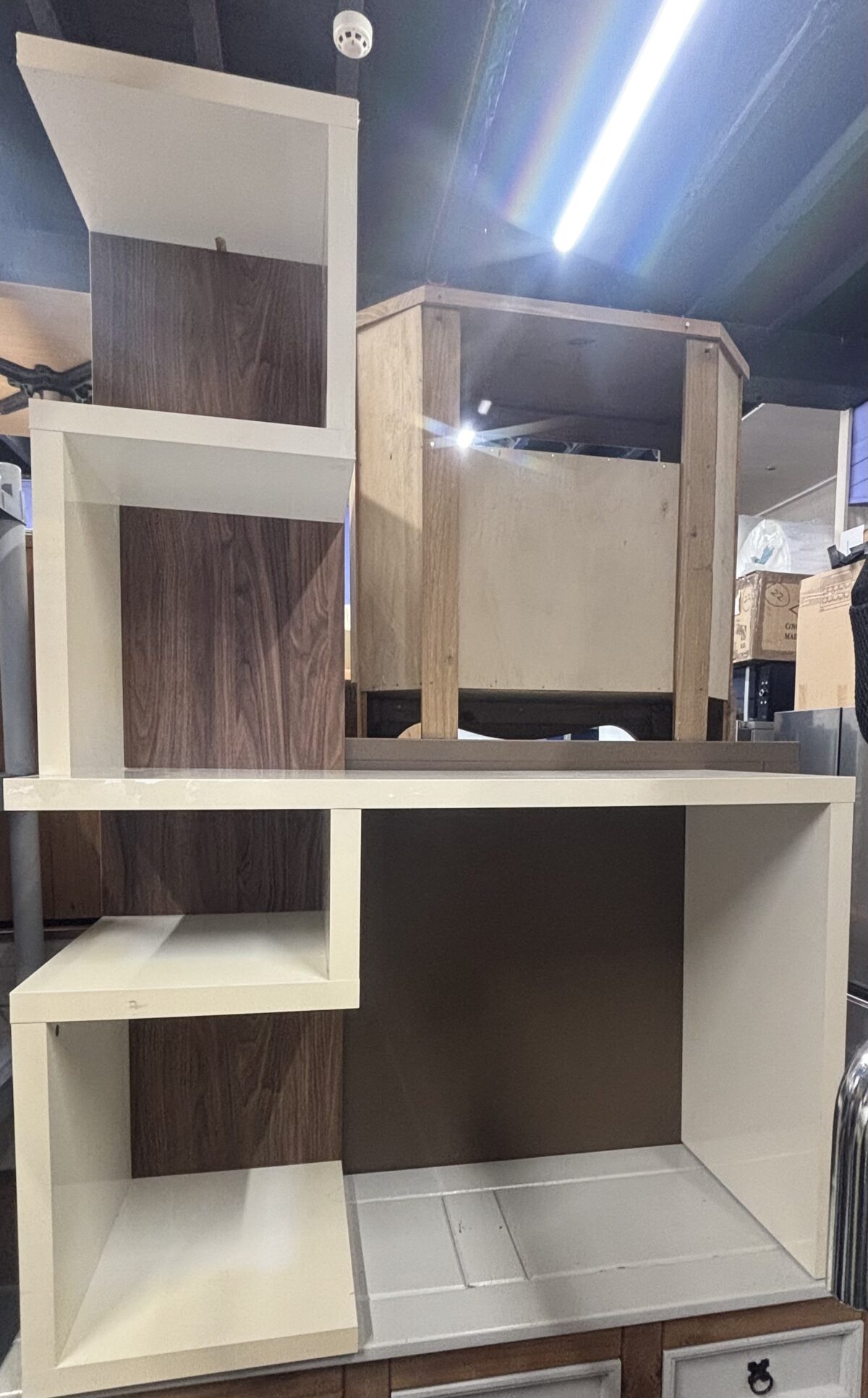 Desk/entertainment unit