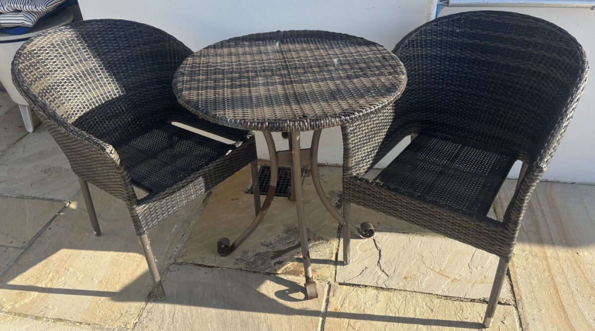 Garden table & 2 chairs