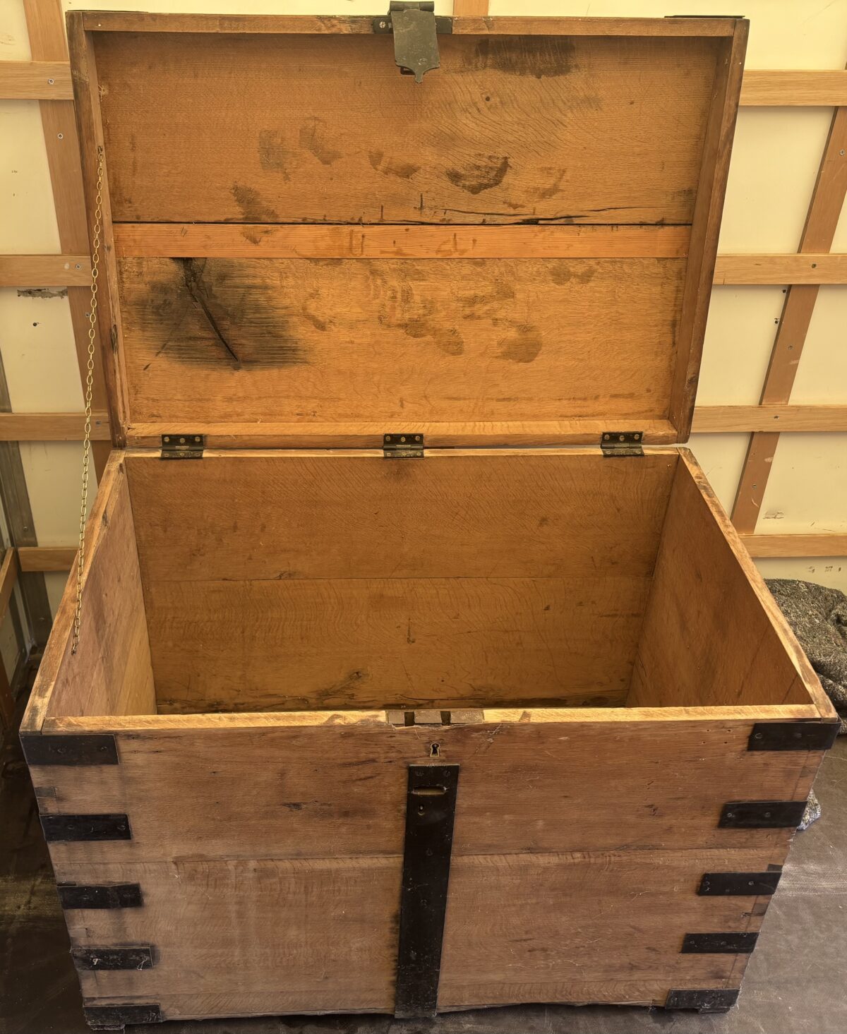 Antique wooden trunk - Image 2