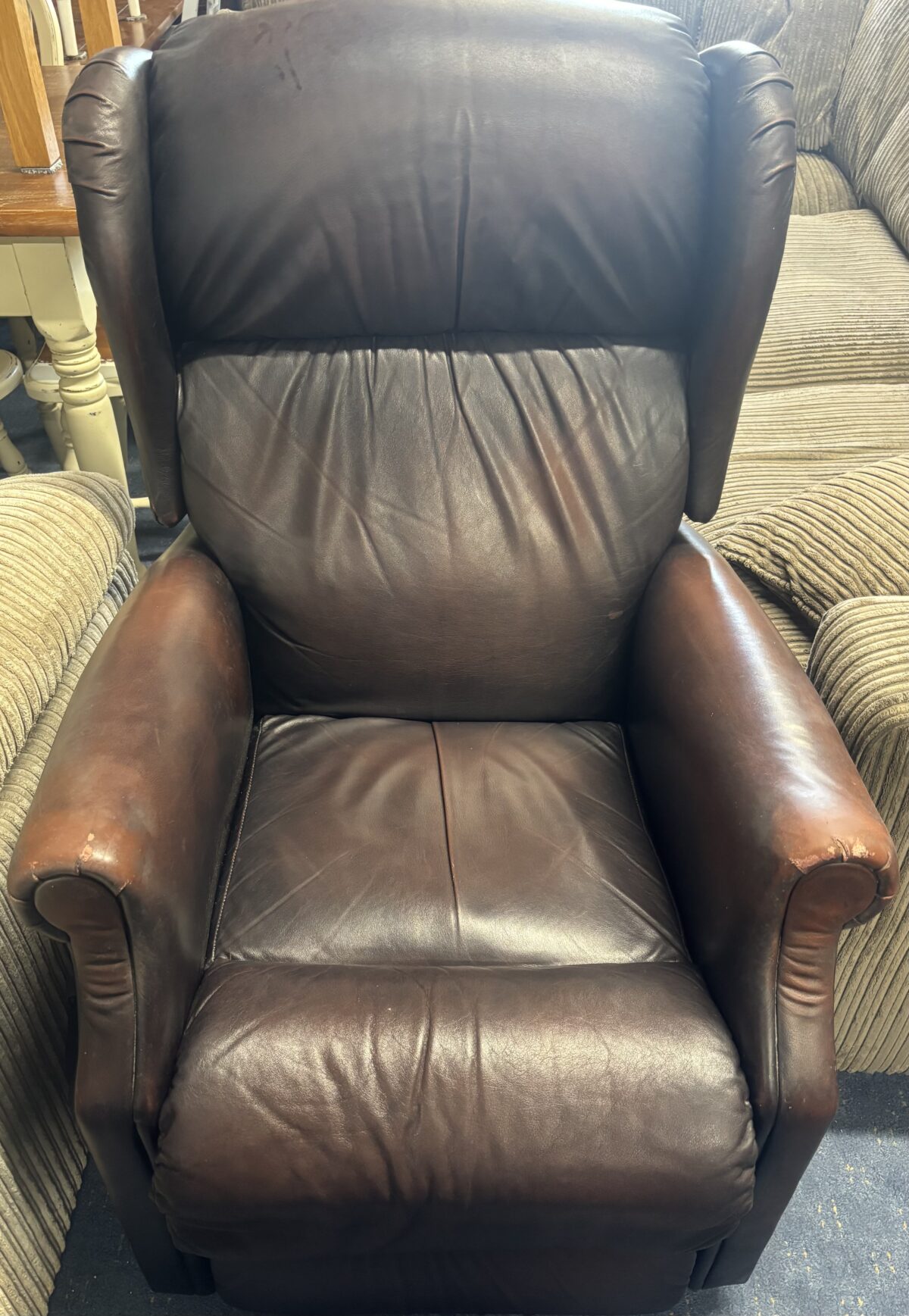 Riser and recliner armchair leather