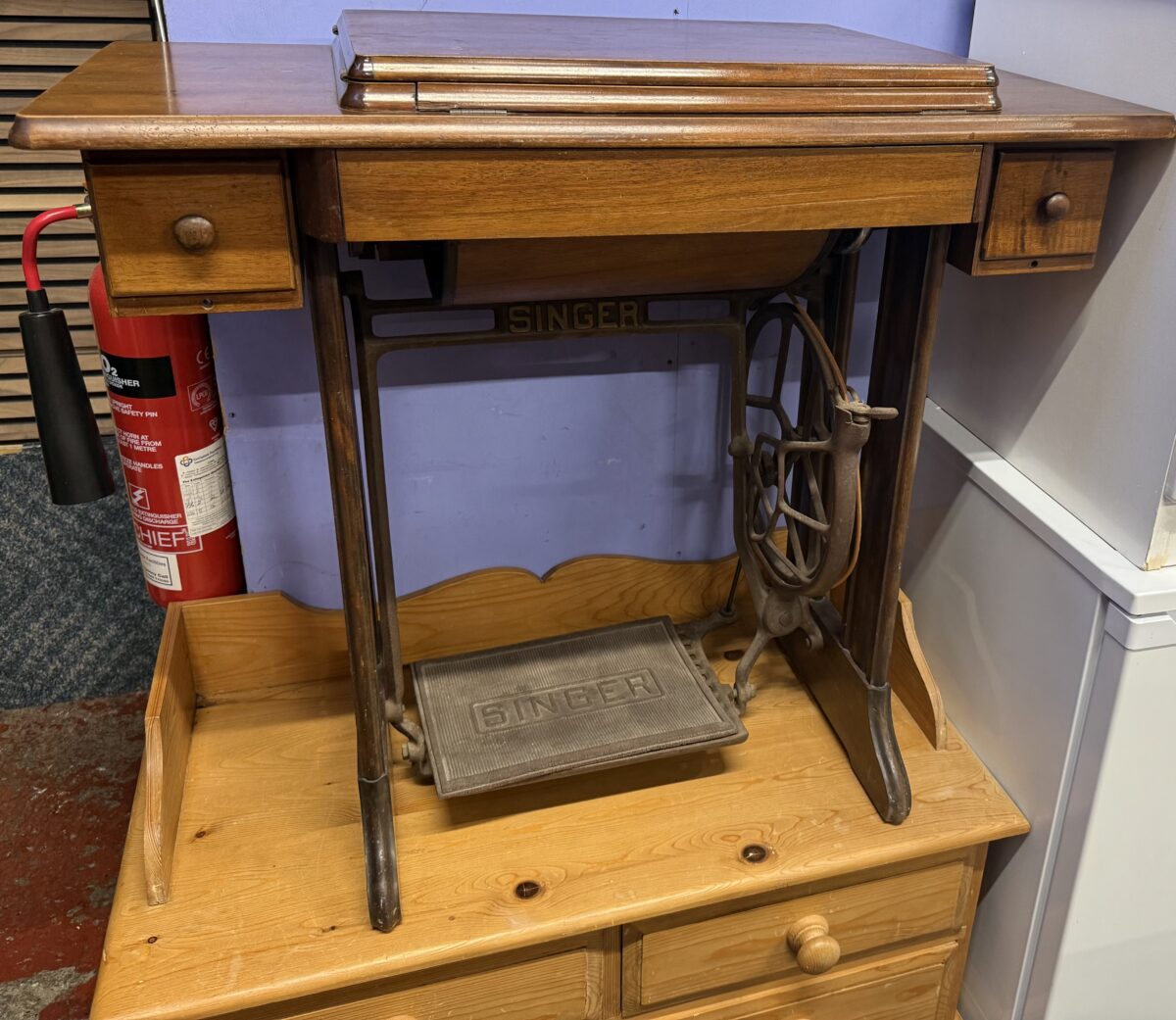 Singer sewing machine - Image 2