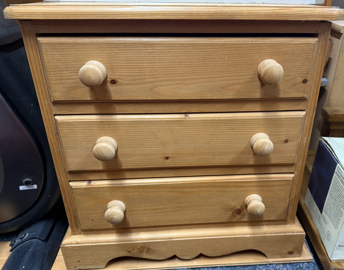 Pine 3 drawers bedside unit