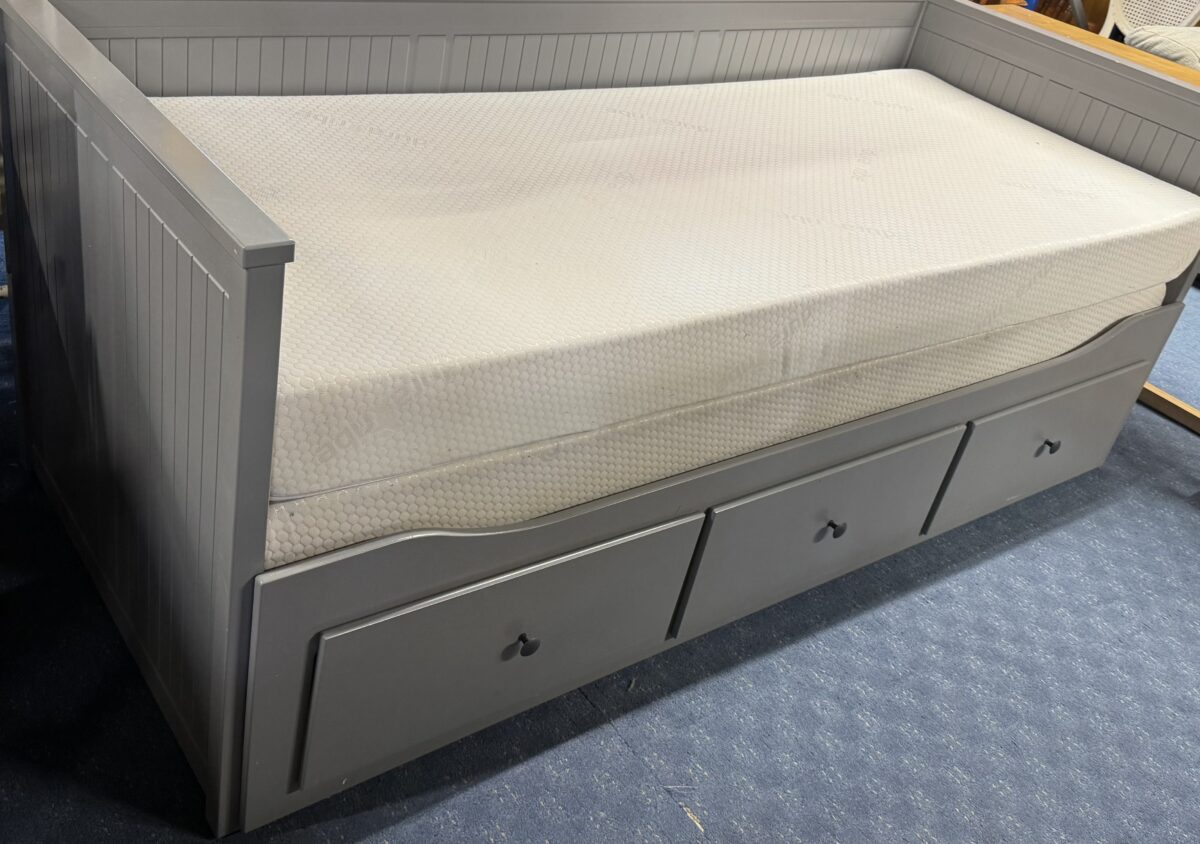 Day bed with 2 matress