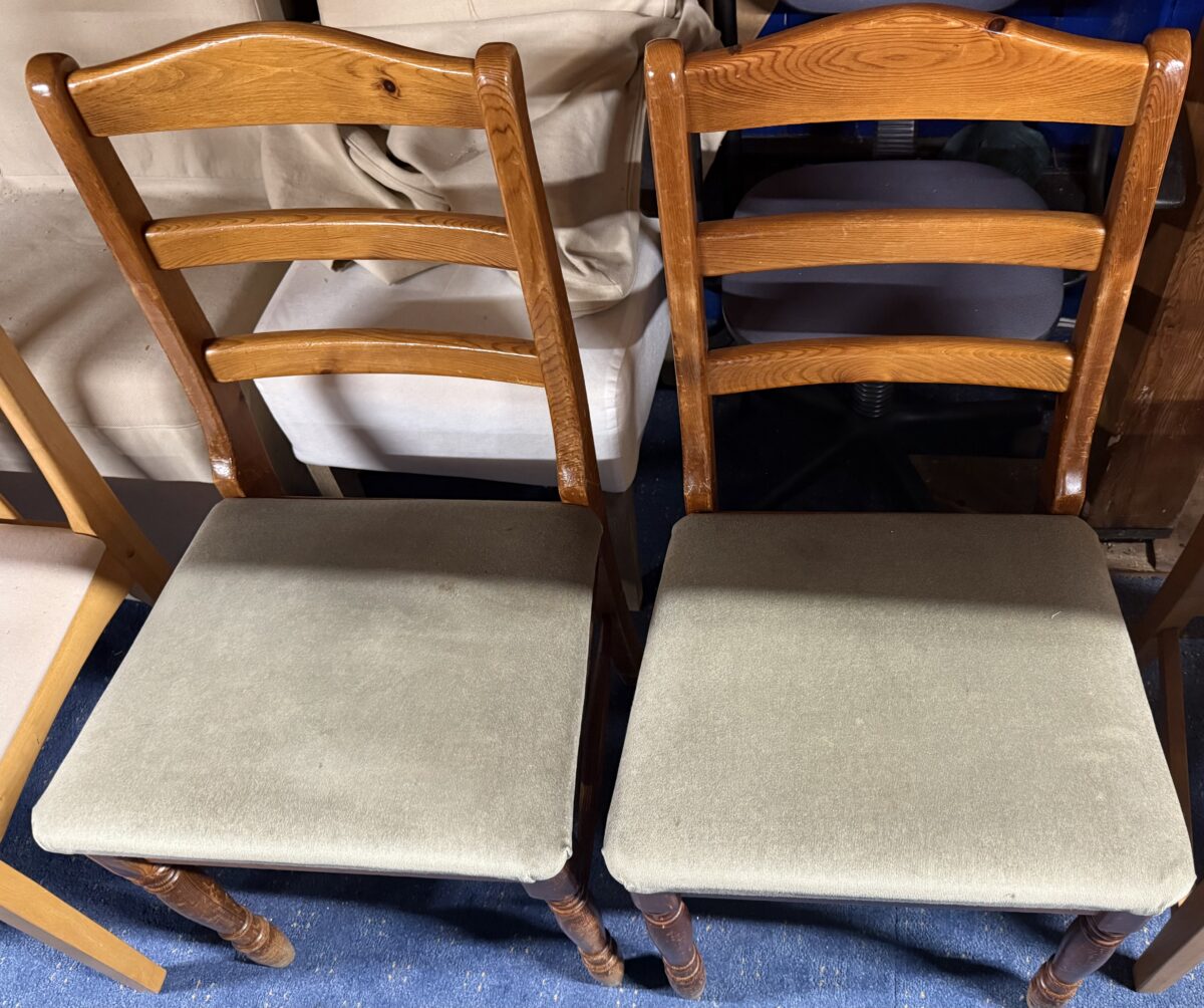 Pine drop leaf table & 4 chairs - Image 3